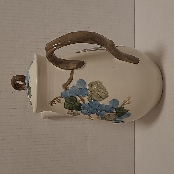 Vintage Metlox Poppytrail Teapot with Blue Grapes - Picture 4 of 16